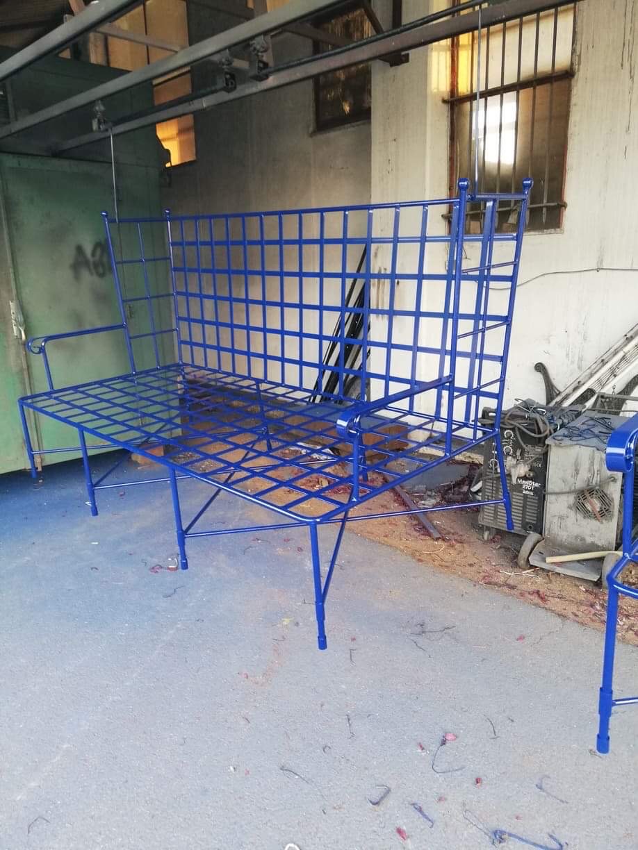 metallikos kanapes kafeterias